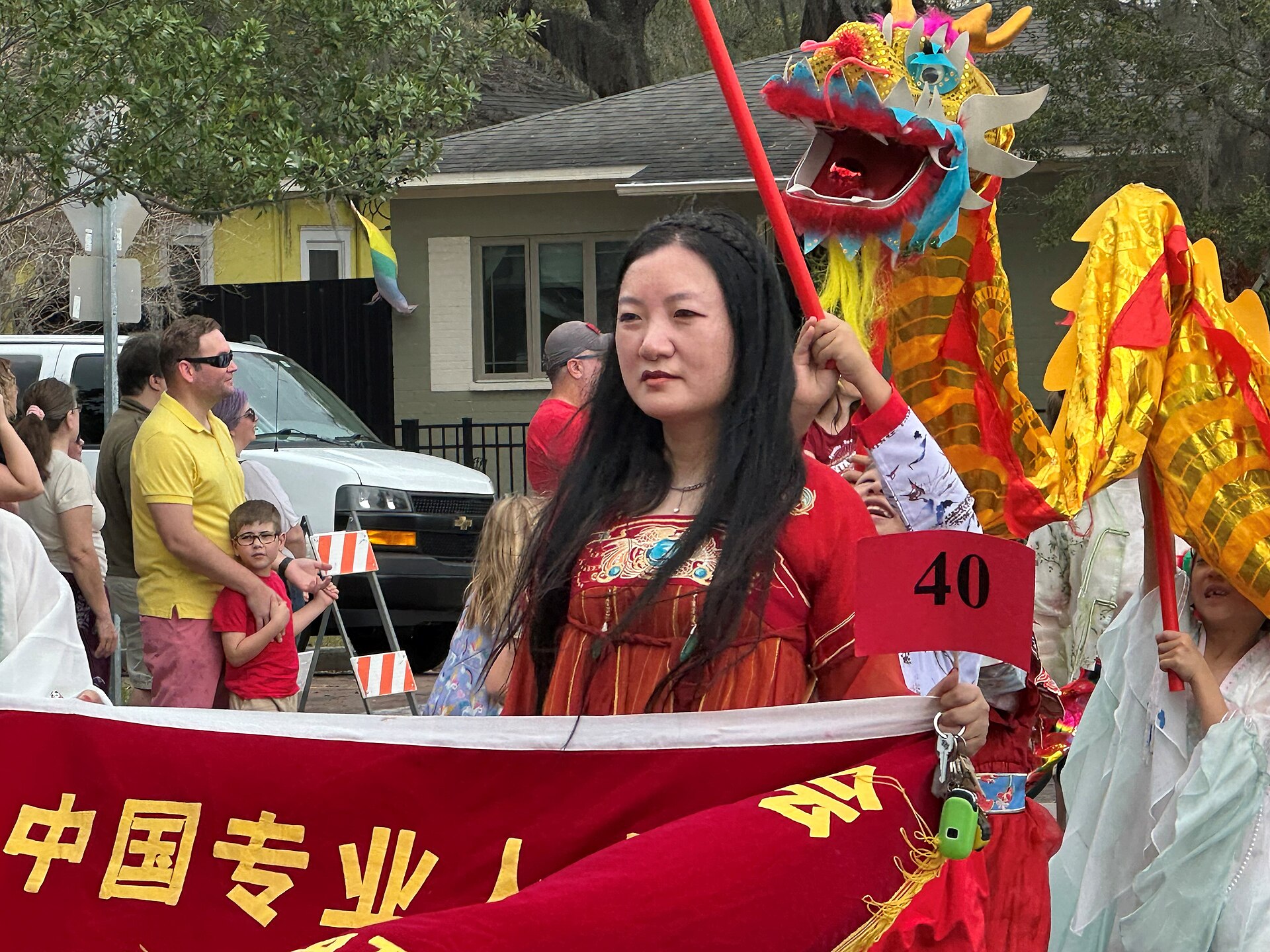 节庆中珠引龙随的舞龙