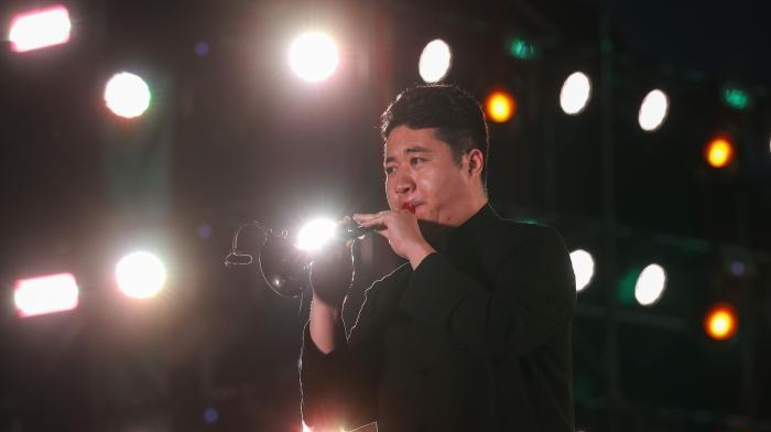村晚舞台上的唢呐独奏