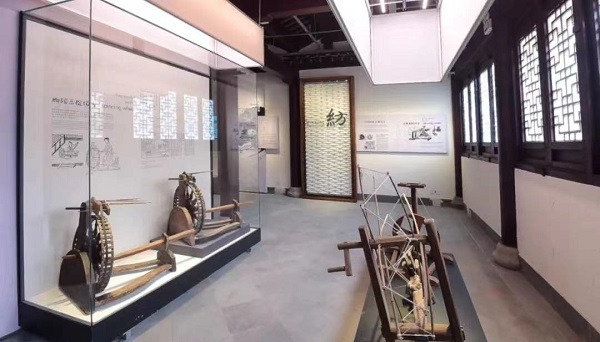 纪念馆展厅中的纺车与织机