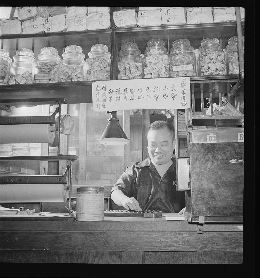 1942 年纽约唐人街杂货铺里的算盘
