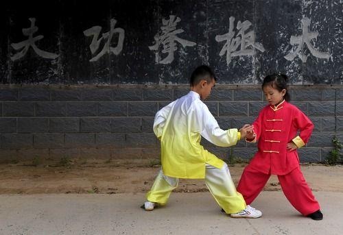 陈家沟孩子在拳馆外练拳