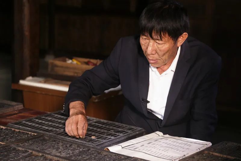 谱师在字盘前修谱