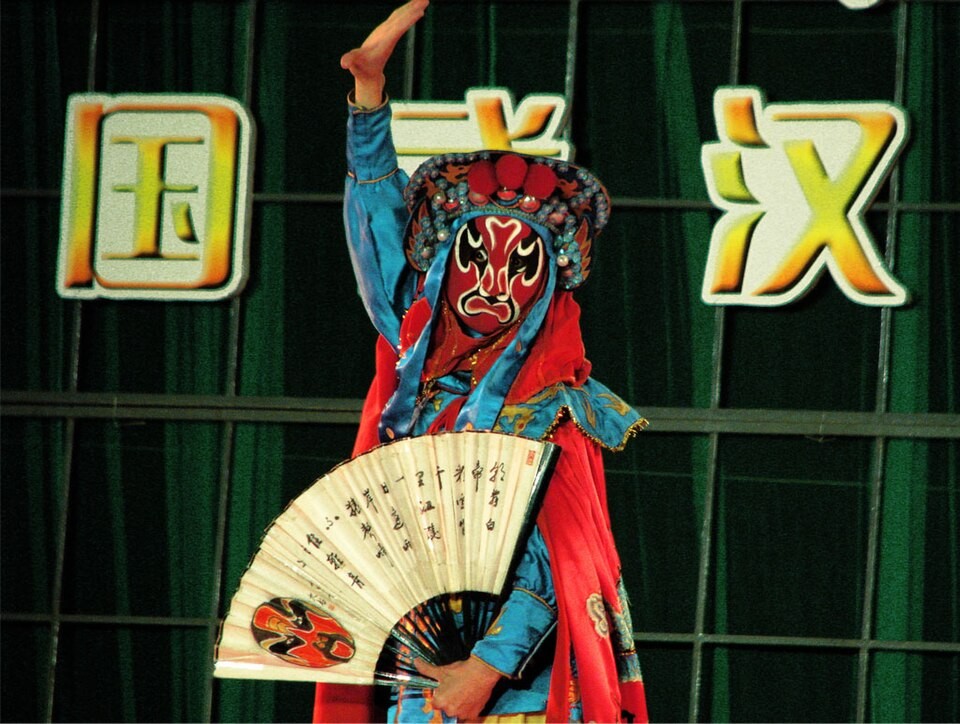 川剧变脸红脸与折扇