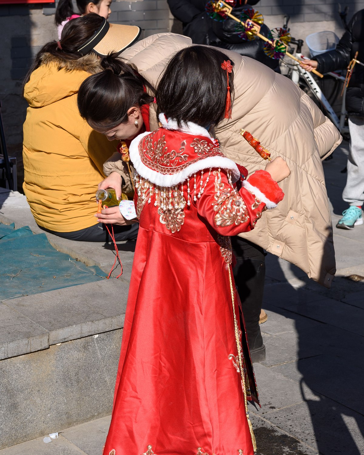 厂甸庙会举着糖葫芦的小姑娘